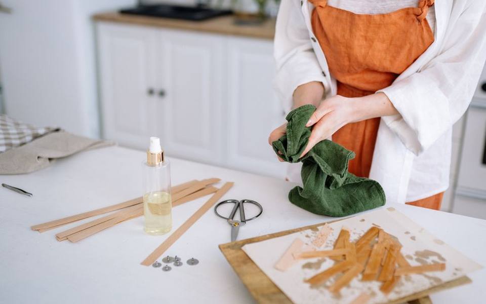 Removing dirt and grime from smooth finishes